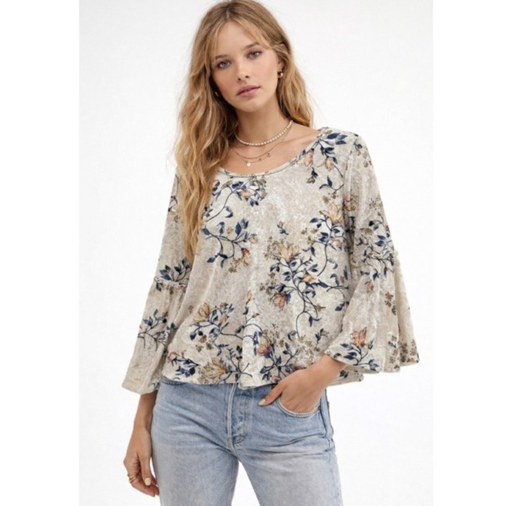 Sienna Sky Women's Bell Sleeve Velvet Floral Blouse‎ Top Cream Size S